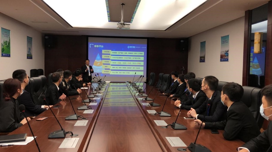 图为人资总监马朝洪先生授课